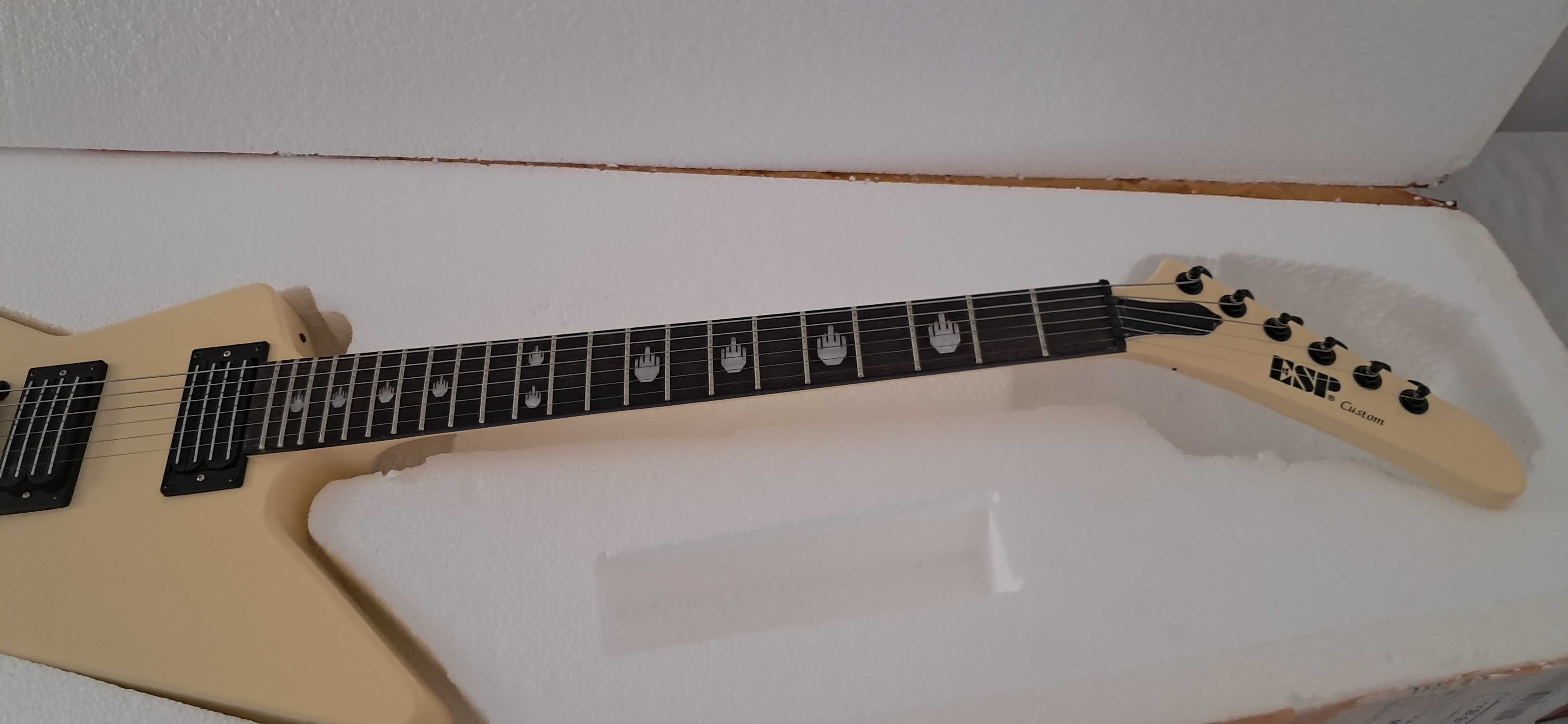 Guitarra elétrica ESP Custom Explorer Nova