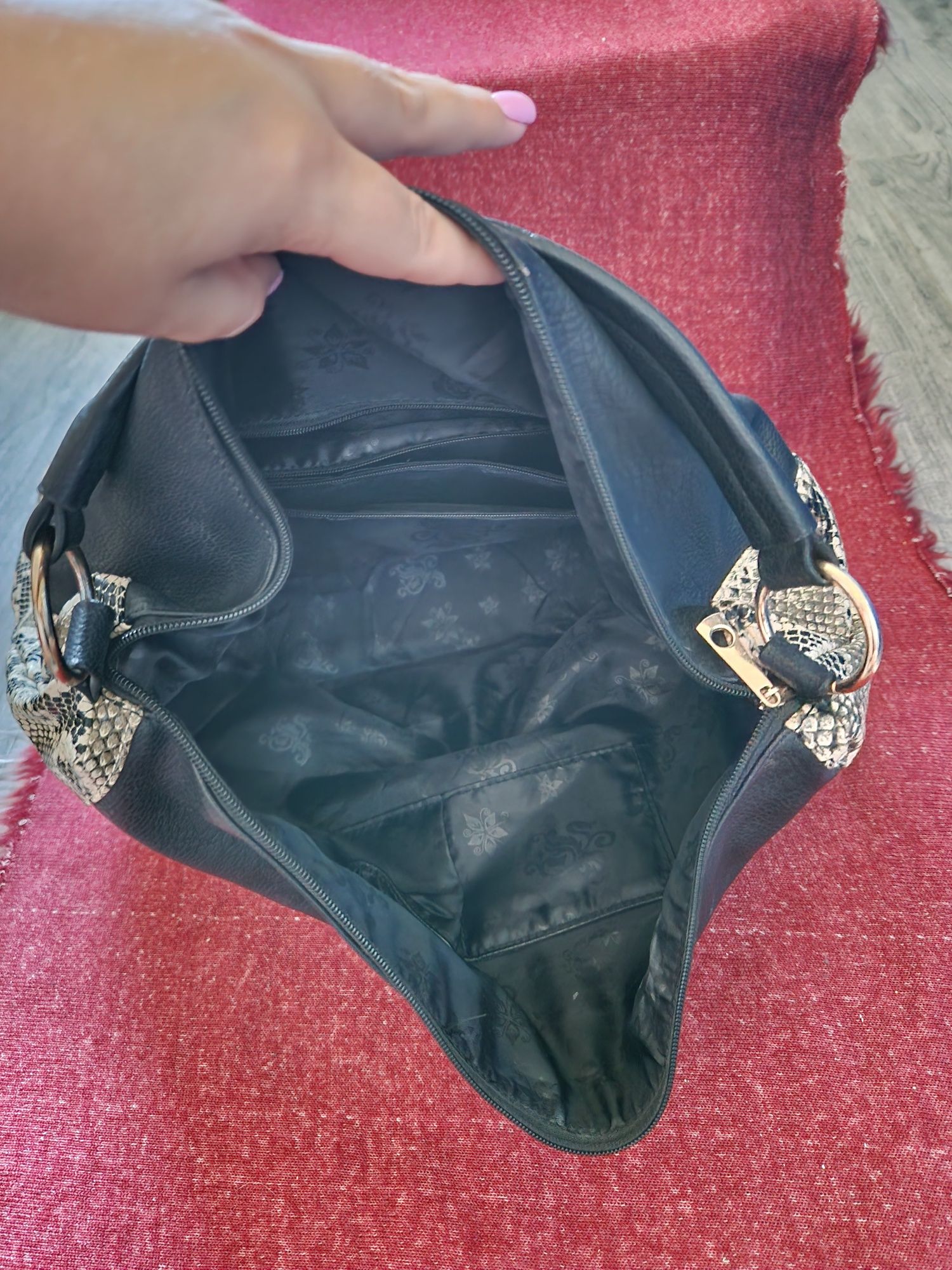 Czarna torba shopper z wężowym wzorem