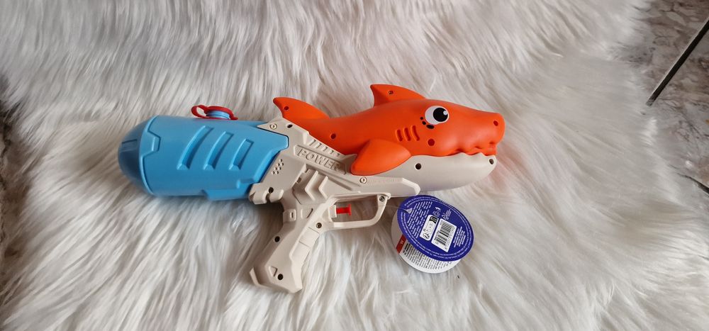 Pistolet na wodę pomarańczowy rekin
Duży pomarańczowy pistolet na wodę