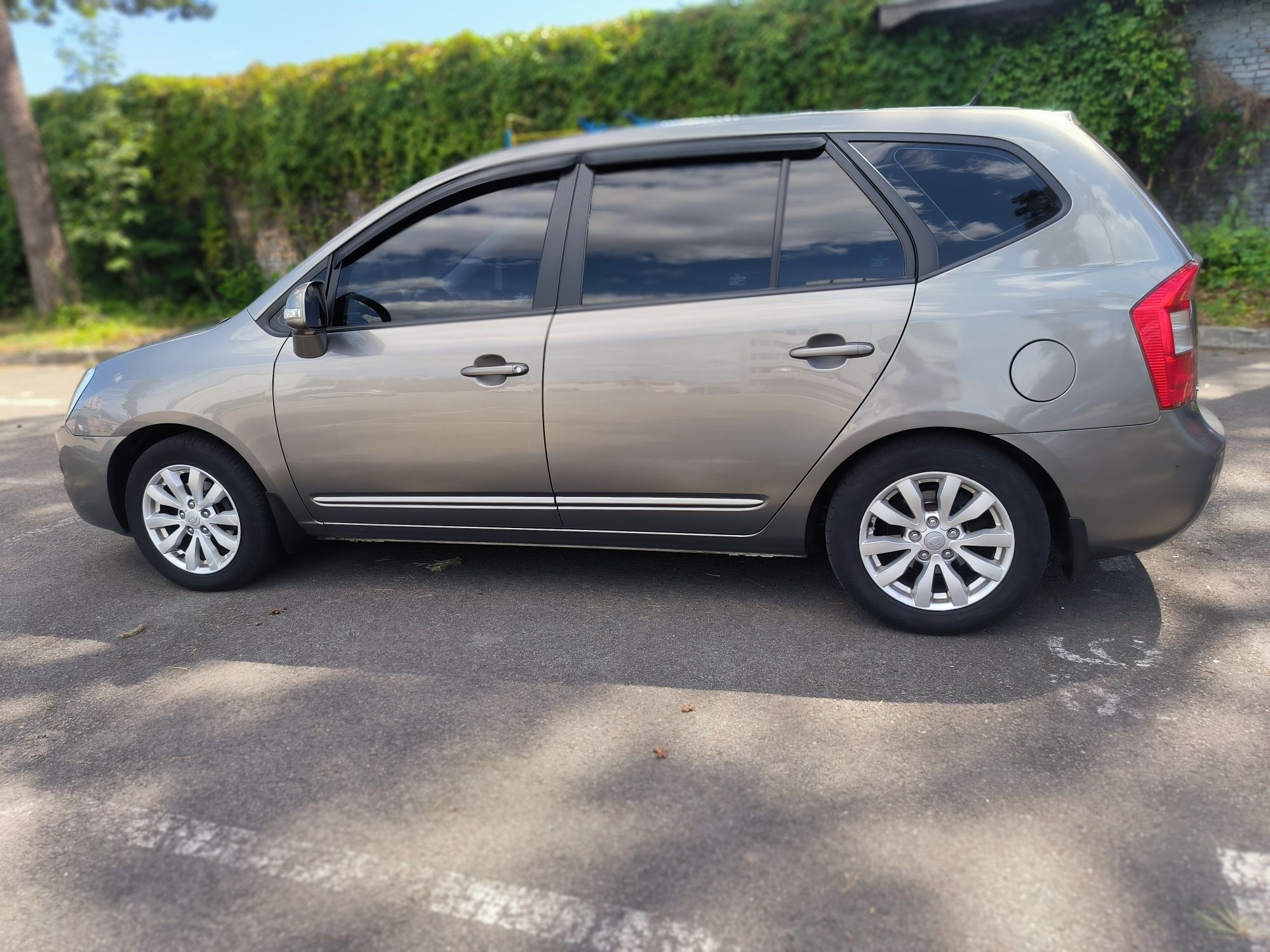 KIA CARENS 2011 газ бензин