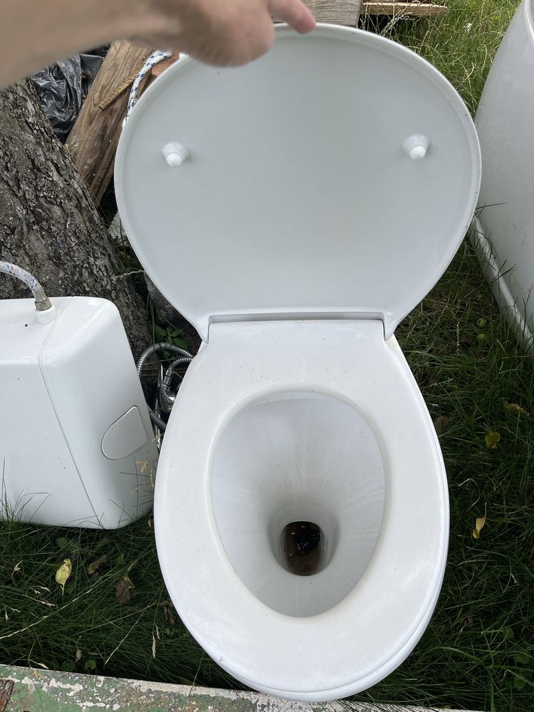 Wc stojące i zbiornik toaleta z deską