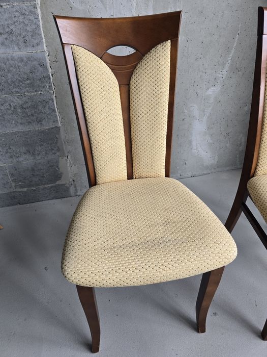 Дерев'яні кухонні стільці, з м'якою обшивкою.