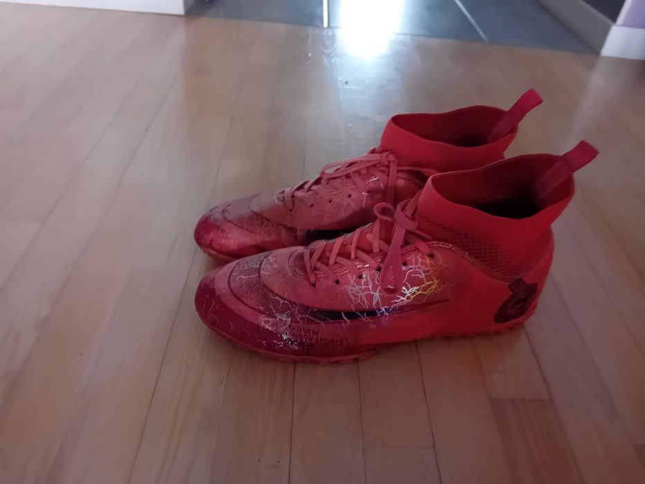 Męskie buty piłkarskie z wysoka cholewką