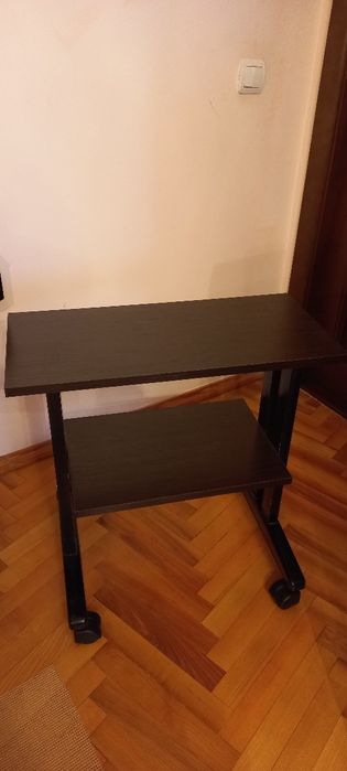 Підставка на колесиках.