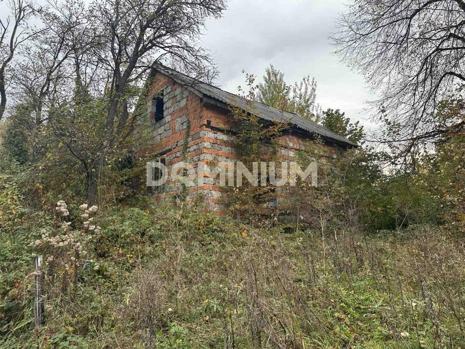 Продається   недобудова  з  двома  земельними  ділянками