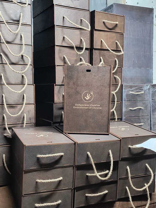 Подарункова коробка для пляшки у вигляді  "пеналу"