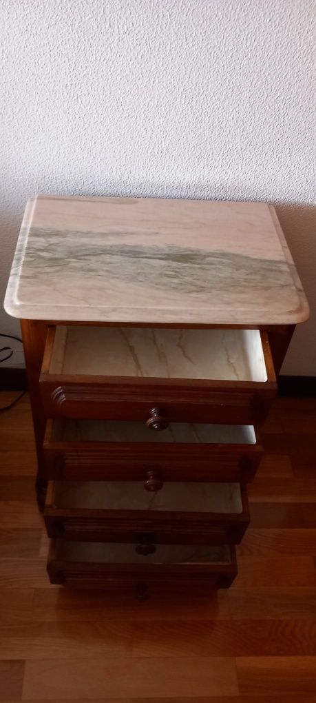 Mobília de quarto antiga em bom estado