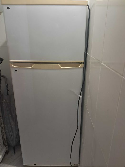 Frigorífico branco usado a funcionar na perfeição