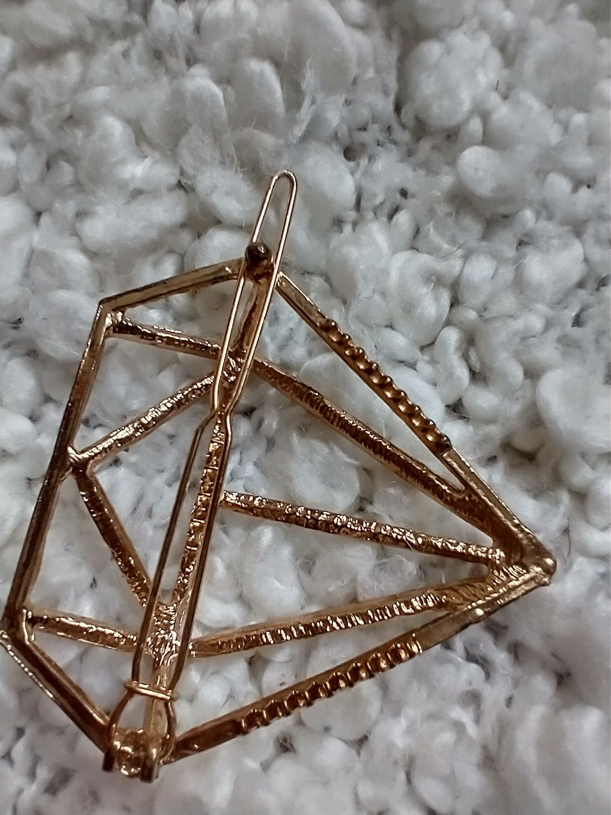 Nowa geometryczna złota spinka w kształcie diamentu