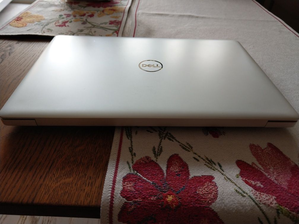 Dell inspiron 5570 i3 SSD 250GB Radeon (2gb ram) 530 8Gb Ram HDD 1TB