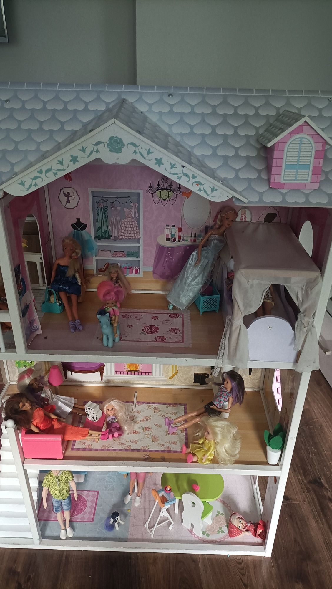 Domek dla lalek  duży drewniany plus dużo lalek Barbie  i gratisy