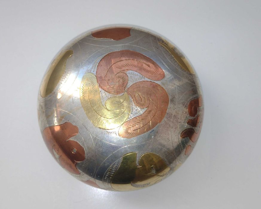 Taça tibetana prateada, dourada e cobreada