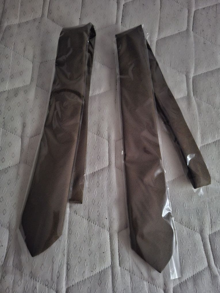 Krawat wojskowy khaki.