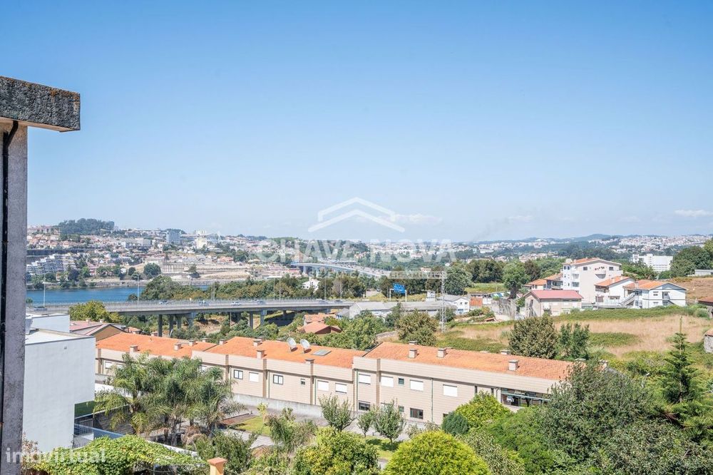 T3 c/ Vista Rio e Duas Garagens Box em Oliveira do Douro
