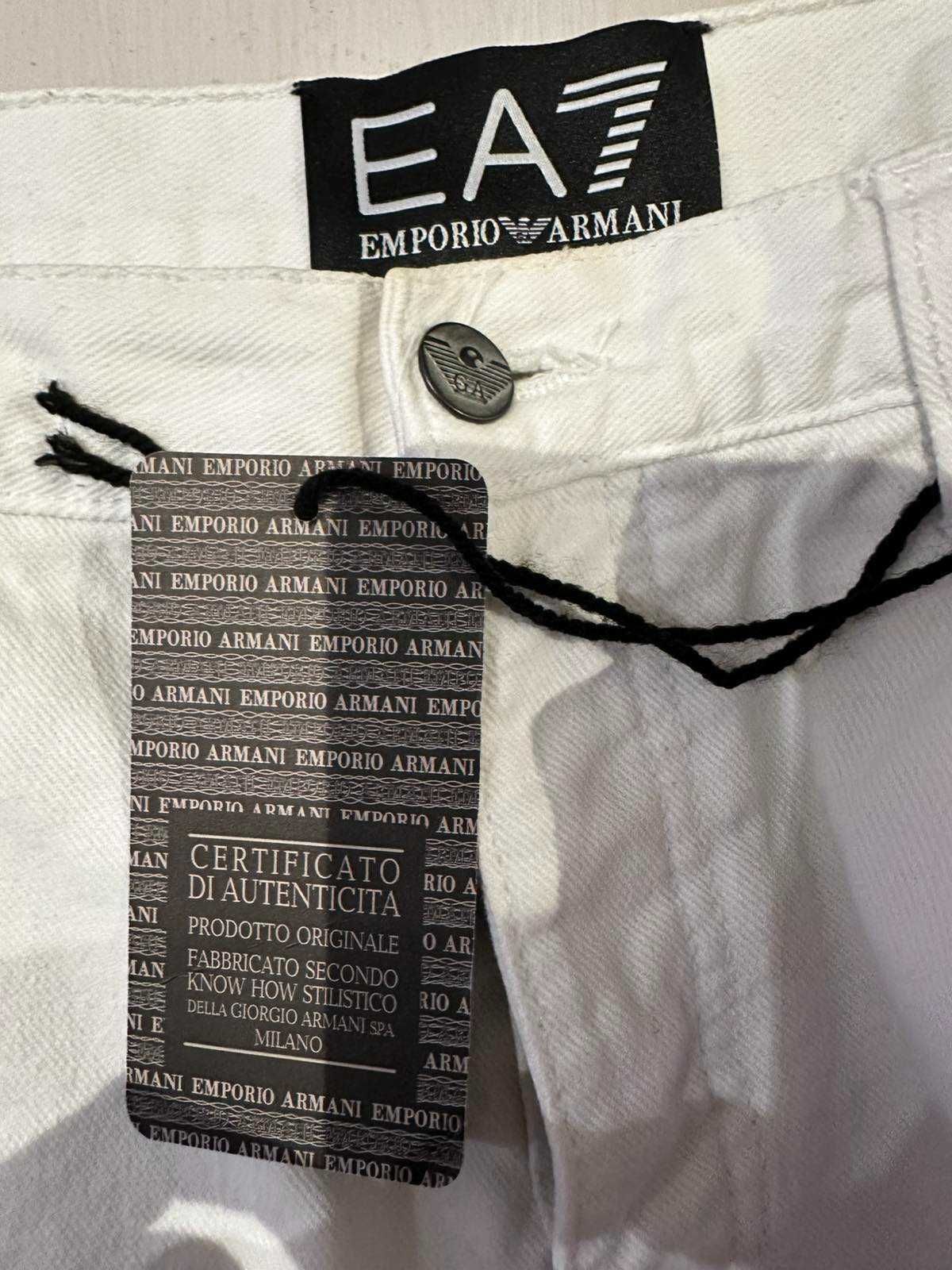 белые мужские шорты Armani рваные