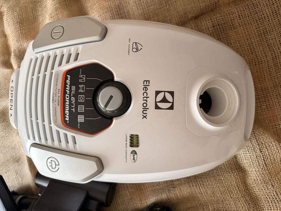 Пылесос с мешком Electrolux ESP754IW 3900 грн.