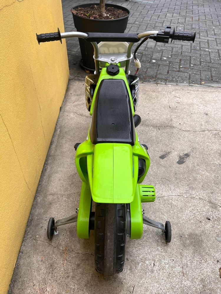 Mota como nova eletrica para crianca