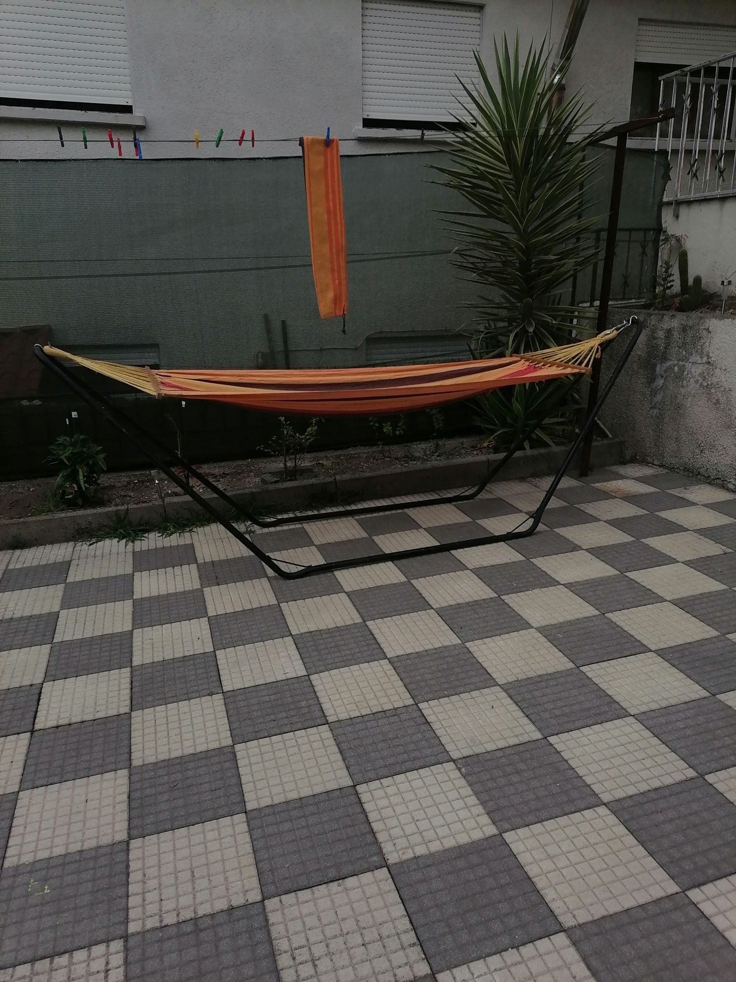 Cama de campismo em tecido com estrutura metálica