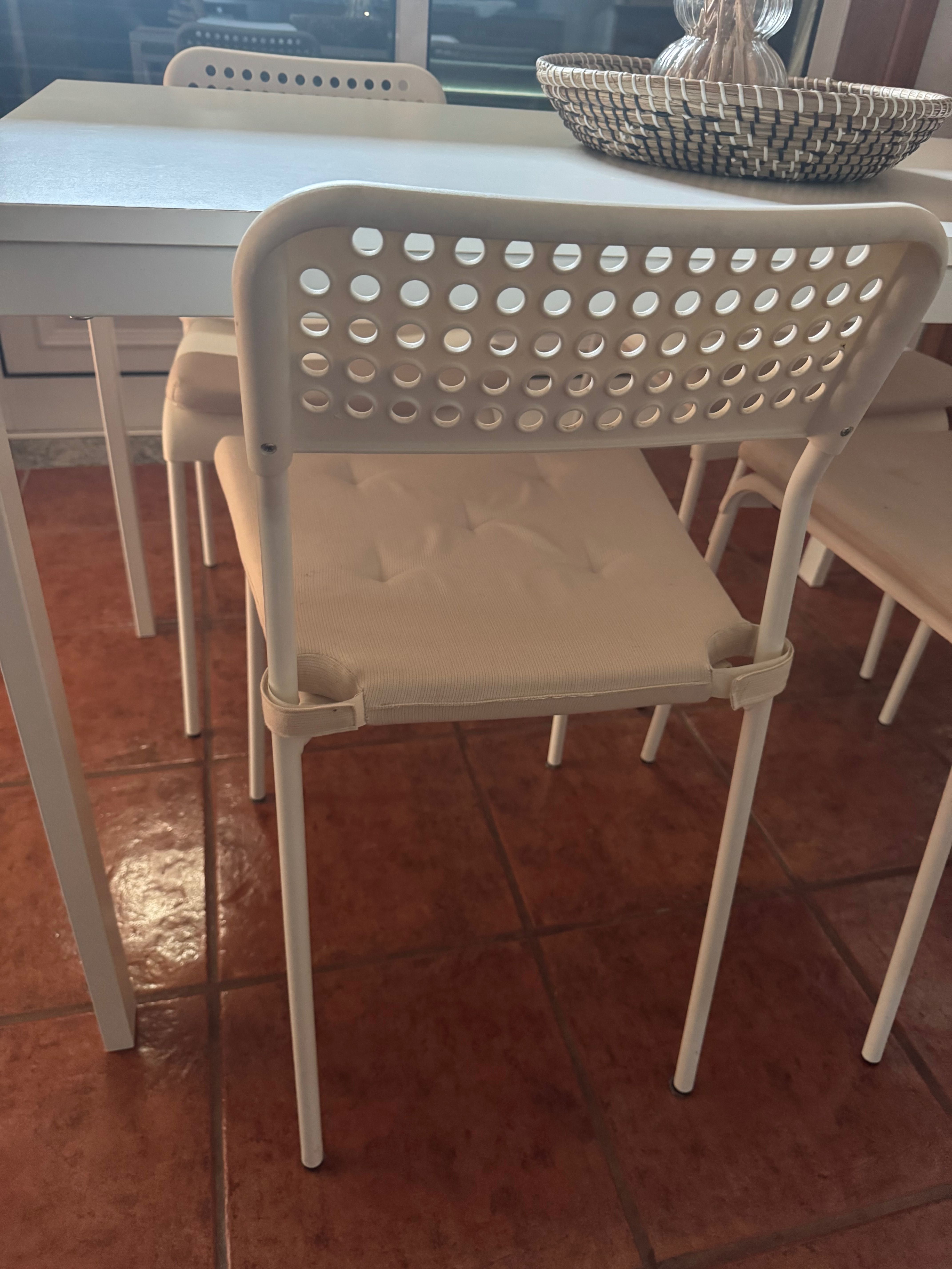 Conjunto de mesa com 4 cadeiras ikea