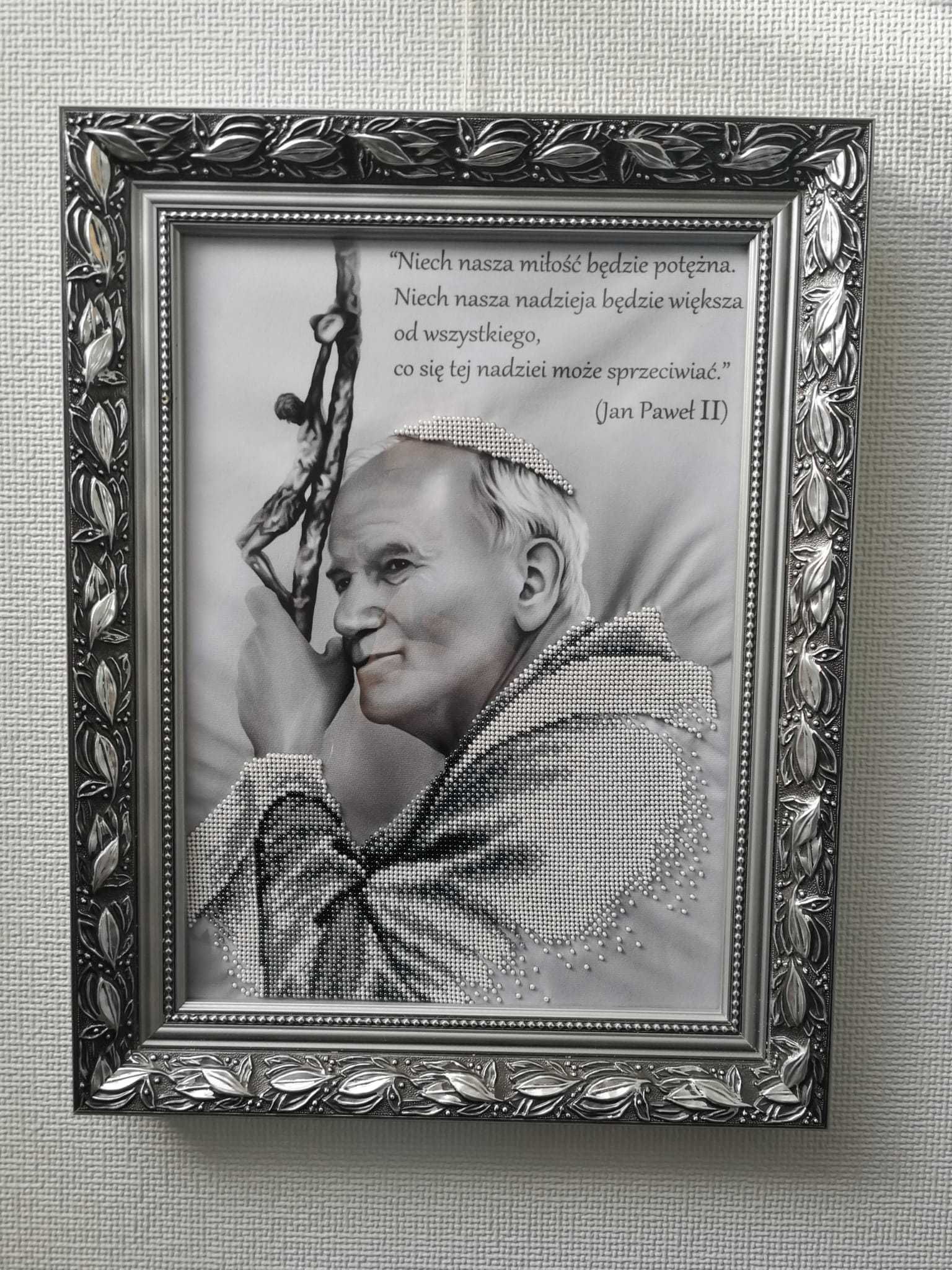 Obraz wyhaftowany koralikami. Papież Jan Paweł II.