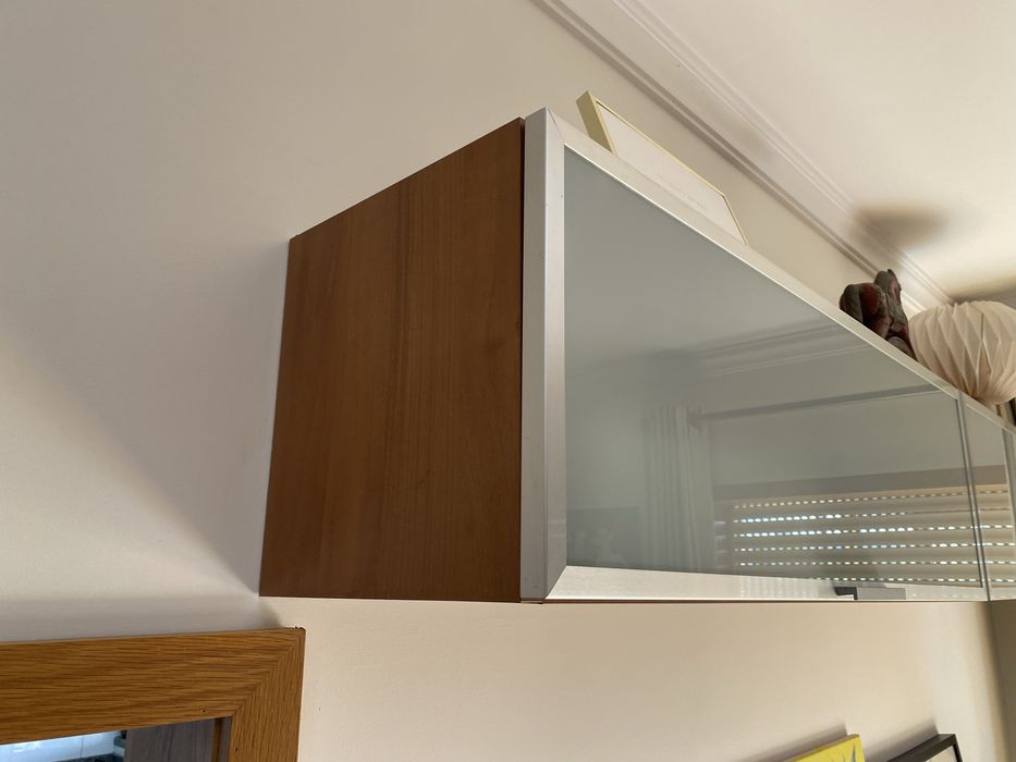 Movel de parede em madeira com porta vasculante aro em inox