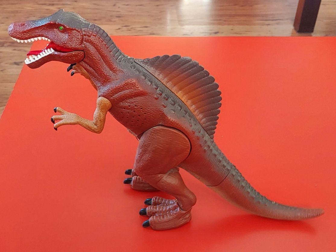 Dinozaur chodzący i ryczacy na baterie - duży Tyranozaur