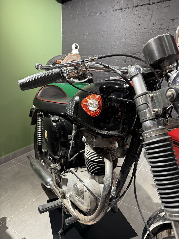 BSA B40 Royal Enfield 350 Bullet