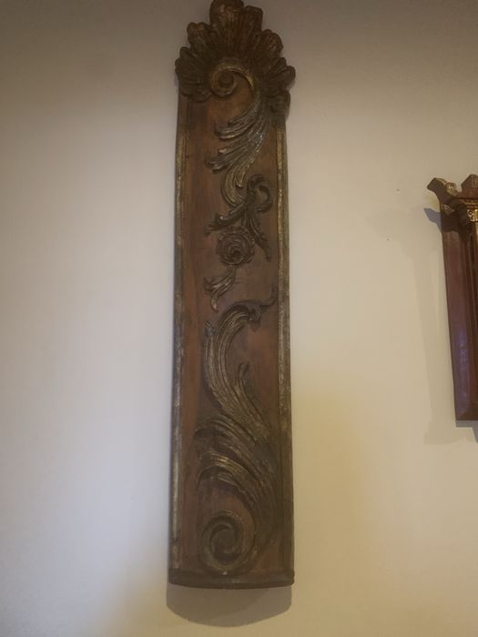 Talha escupida em madeira