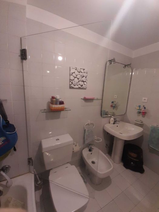 Louça de casa de banho e espelhos usados