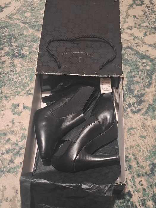 Botins de pele e salto fino