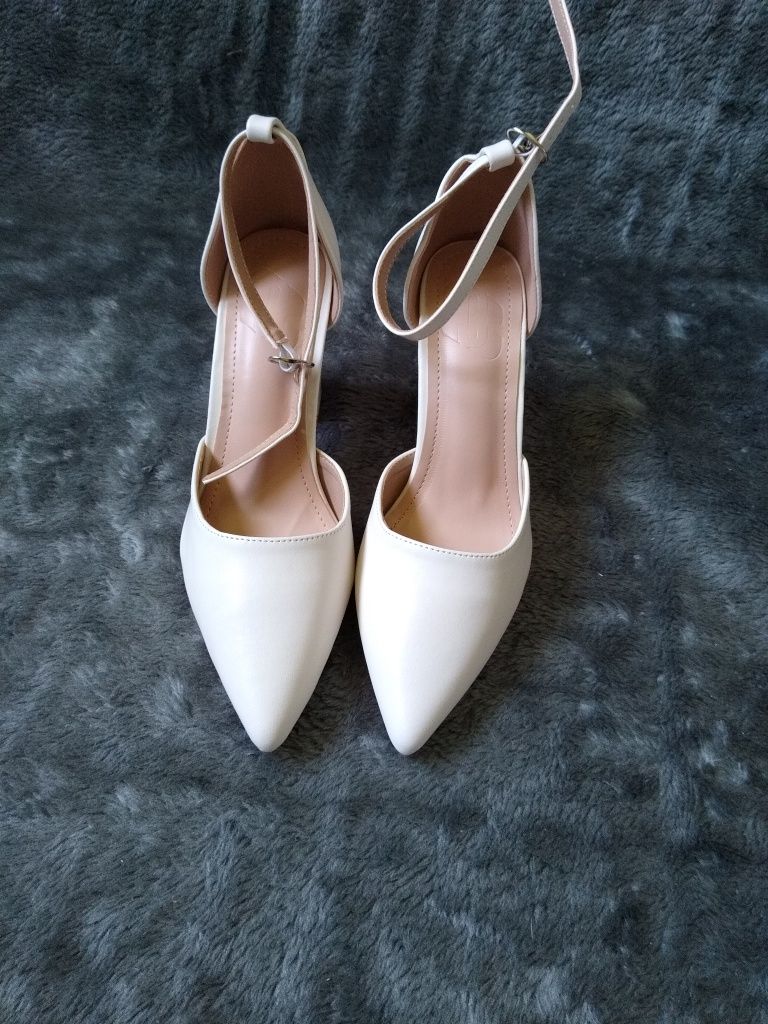 Buty na obcasie blokowym Cuccoo