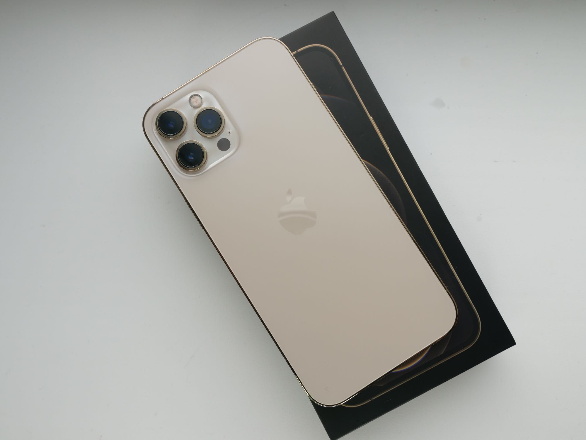 Продам iPhone 12 Pro Max 256 gb Gold як новий