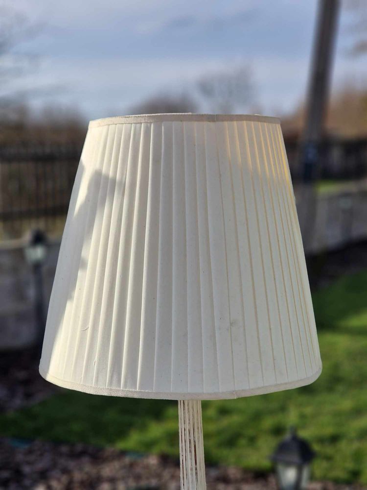 Lampa stojąca drewniana