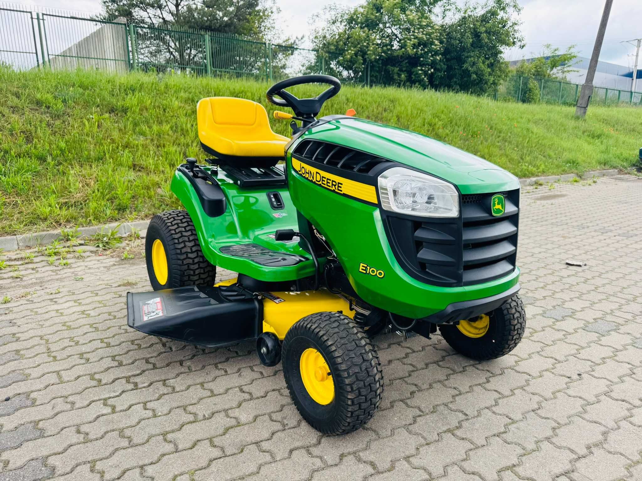 Traktorek kosiarka John Deere E100 Briggs&Stratton USA! 54 moto godz.