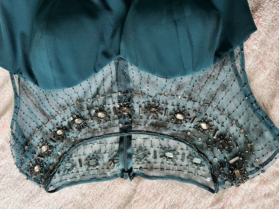 Вечірня жіноча сукня