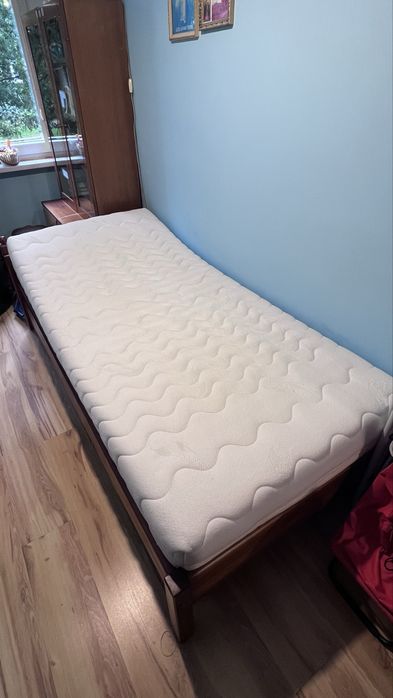 Łożko z regulowanym elektrycznie stelażem  z materacem