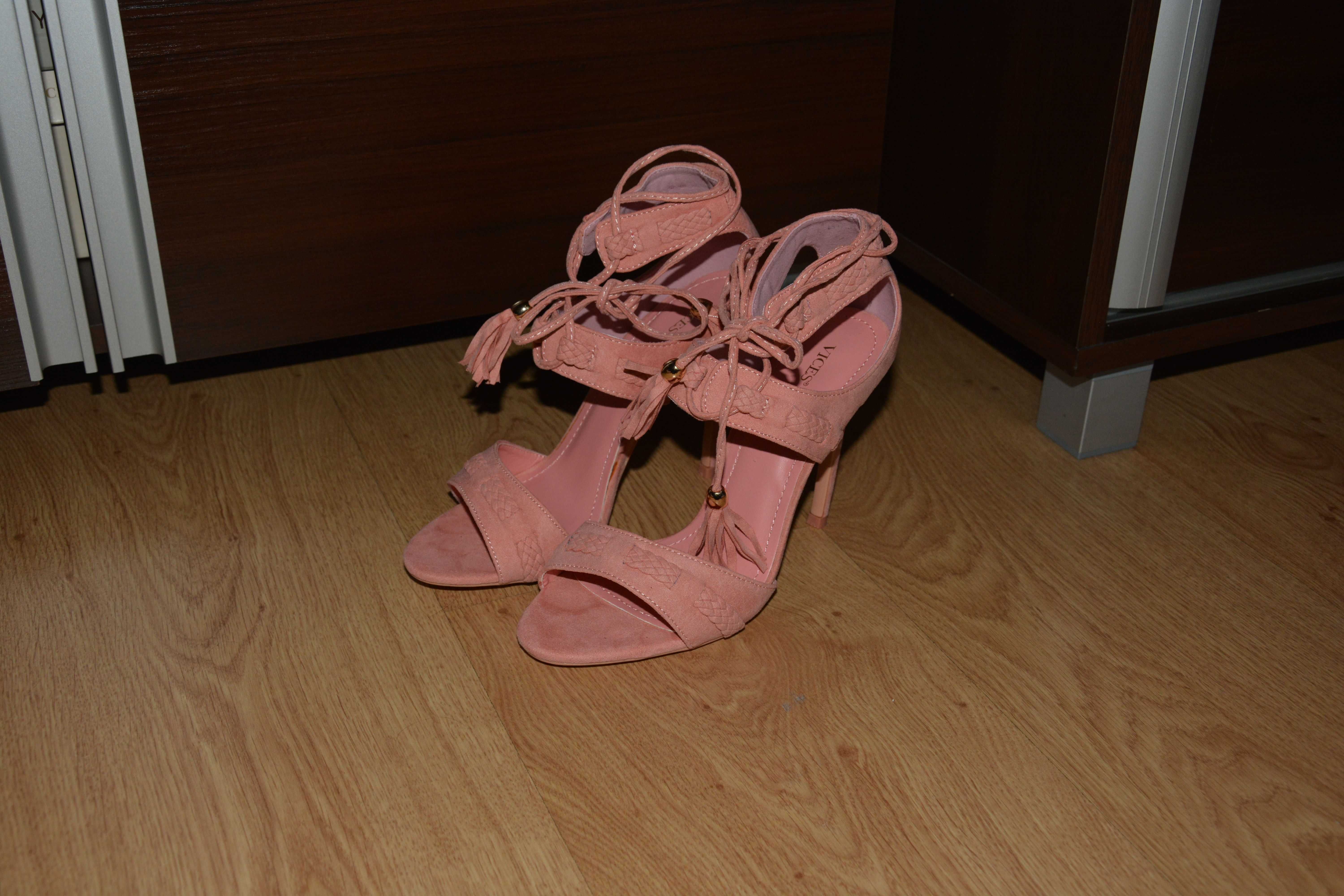 Nowe różowe wiązane sandały z frędzlami chwostami