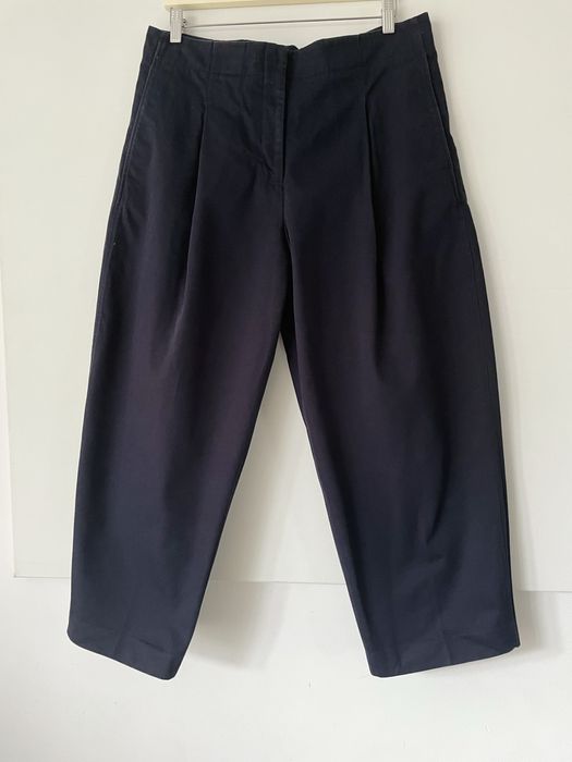 COS Granatowe spodnie barrel leg