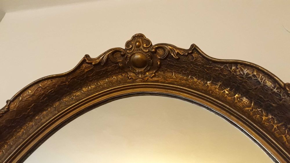 duże lustro w starej ramie