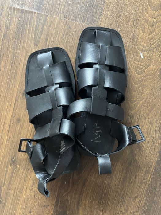 Стильні  шкіряні сандалі