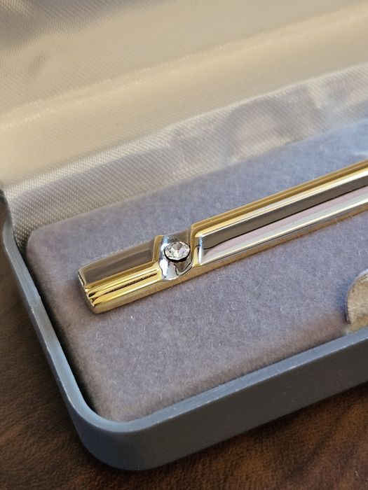 Позолочений зажим для галстука з каменем