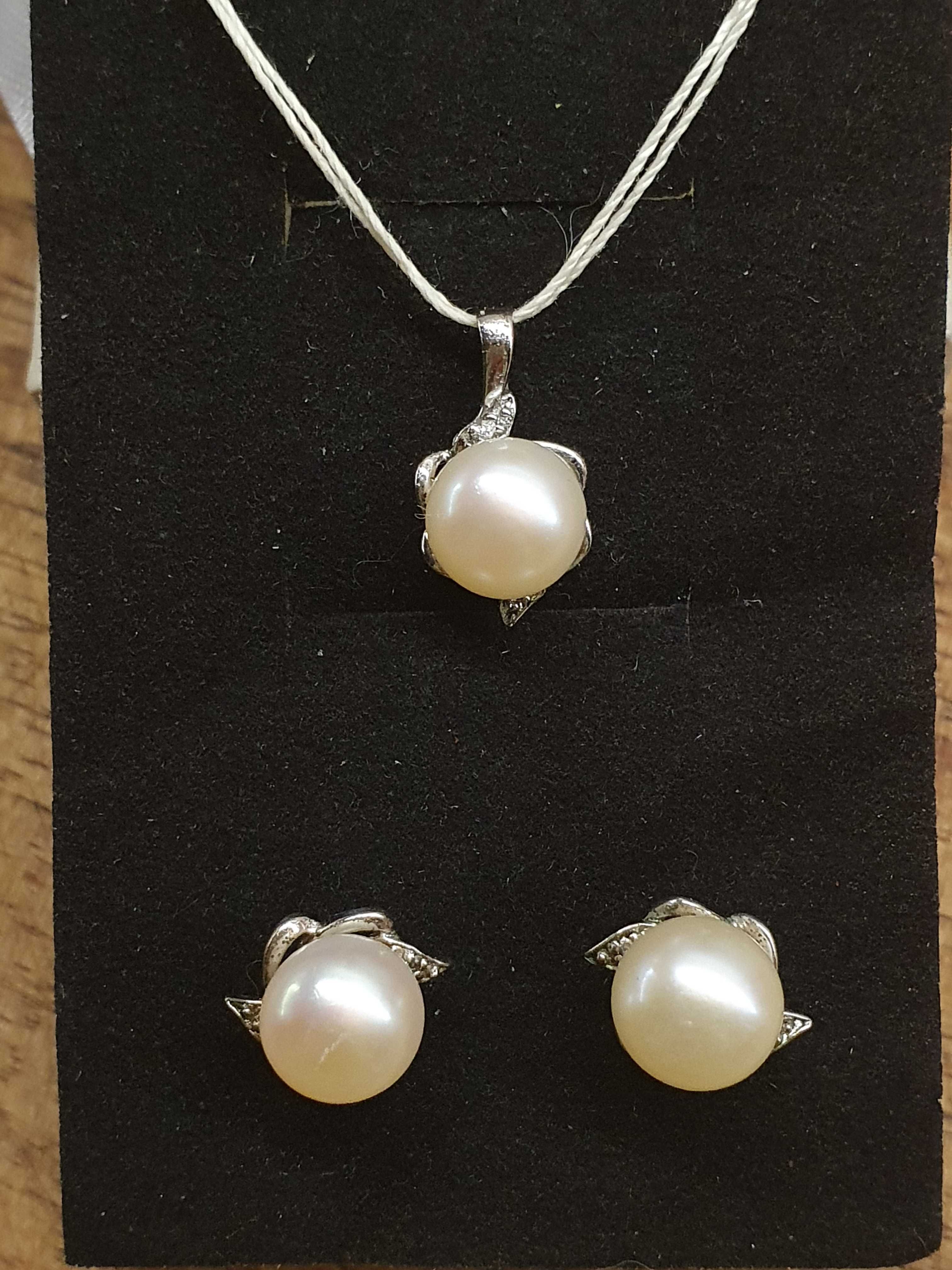 Komplet biżuterii srebrnej z perłami, zawieszka + kolczyki