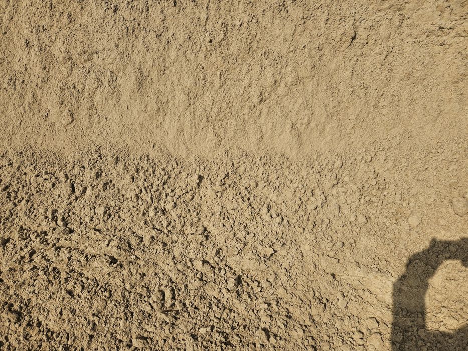 Щебінь, отсев, відсів, пісок, чорнозем, перегній насипом та в мішках