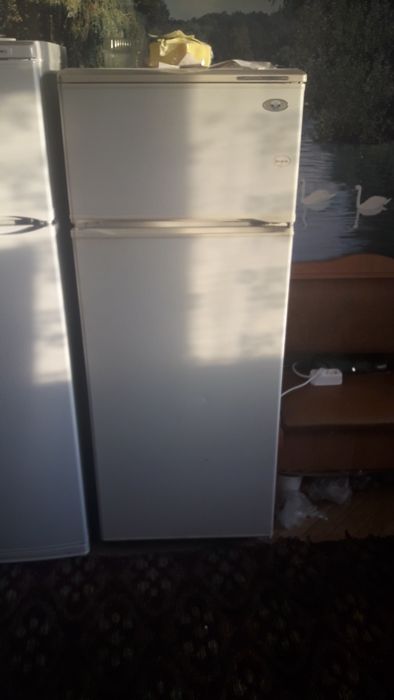 Холодильник Минск.Нужна  Зарядка Фриона. Вишнёвое.