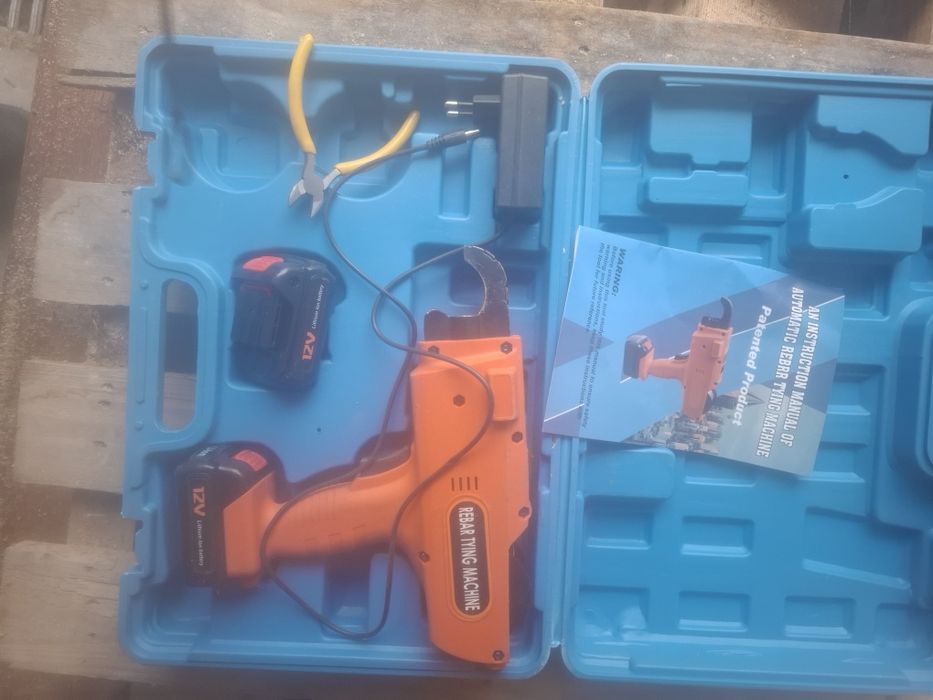 Maszynka do wiązania zbrojenia na baterie.