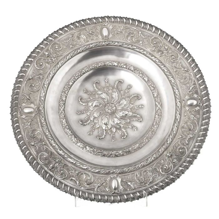 Salva recortada em prata