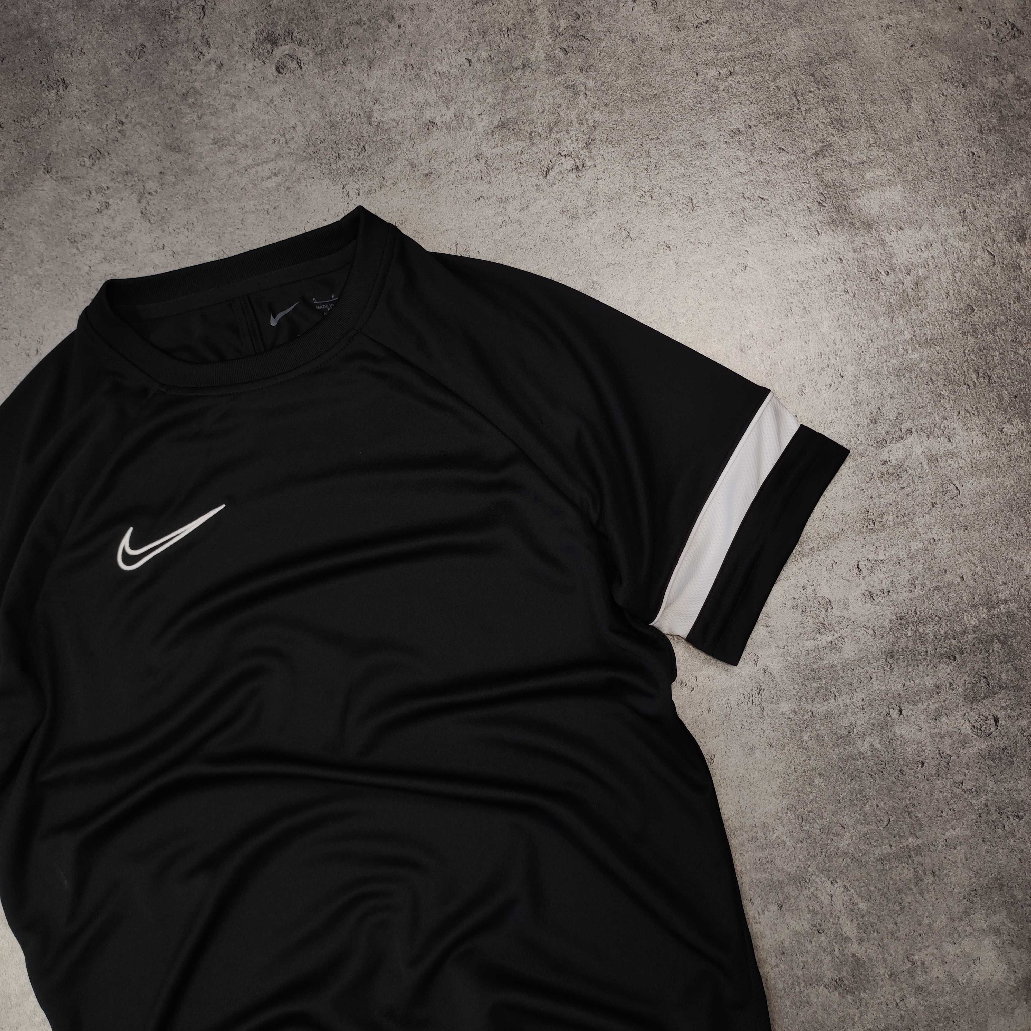 MĘSKA Koszulka Sportowa Nike Czarna Małe Logo Haft Dri-Fit Treningowa
