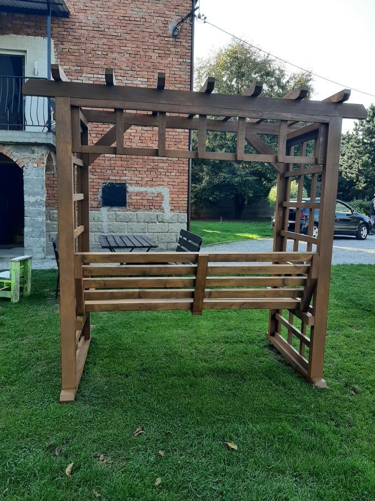 Pergola z ławką .
