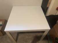 Mesa de cozinha branca quadrada