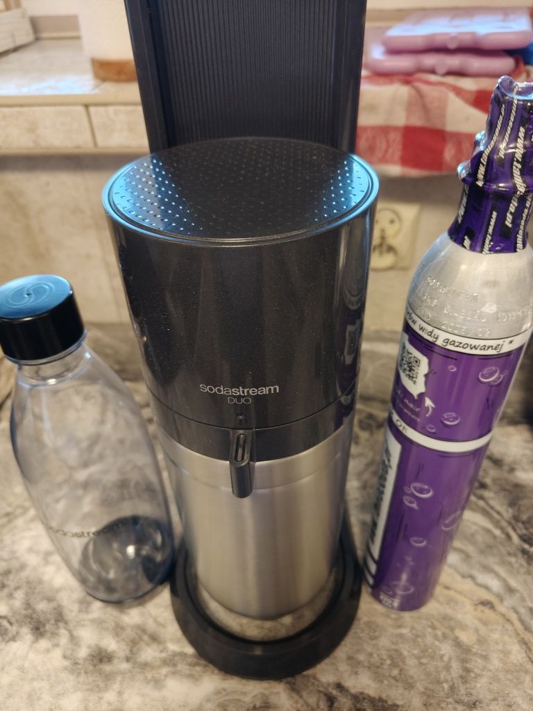 Saturator SodaStream Duo + butelka+ pełny nabój CO2